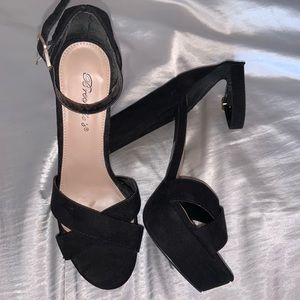 ♟Stunning Black Pumps